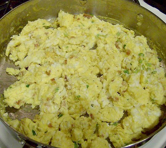 How to make fluffy scrambled eggs