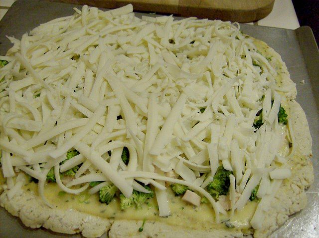 Chicken Alfredo Pizza with Cheese and Broccoli