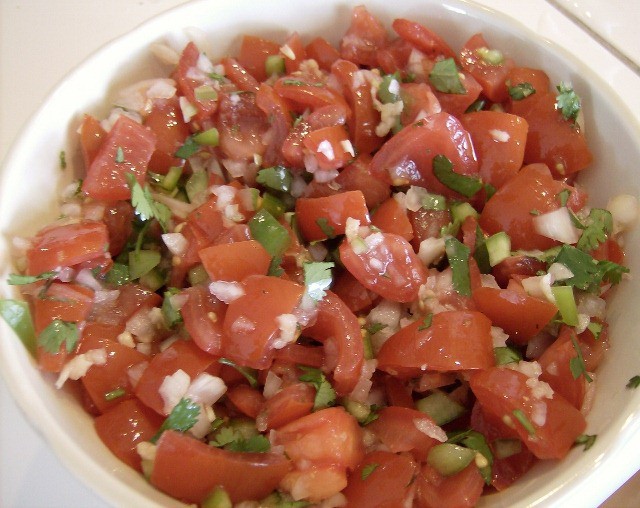 Easy Fresh Salsa Recipe - A quick and easy recipe for salsa using fresh tomatoes and peppers. No cooking required.