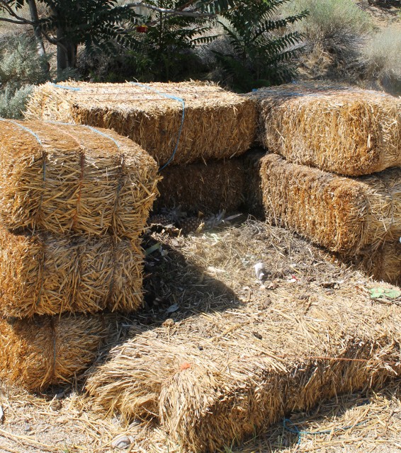 How to Make a Compost Bin with Bales of Straw - A fast and easy way to make a Compost Pile Using Straw Bales for the walls. 