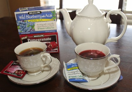 Sampling Bigelow Teas Pomegranate Tea and Wild Blueberry with Acai (425x296)