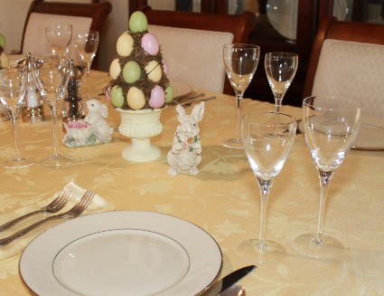 Decorating the table for Easter (425x327)