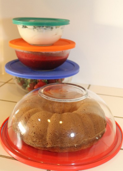 Invert a lidded bowl to create an impromptu cake carrier (396x550)