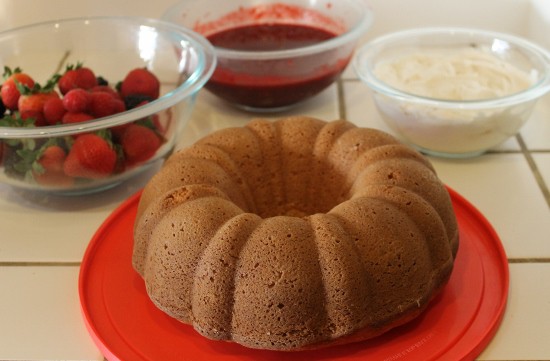 Use a bowl lid as a cake plate and create a dessert station (550x361)