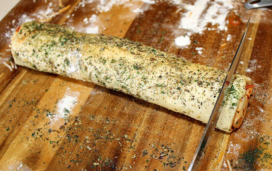Roll-the-puff-pastry-into-a-log..-Brush-it-with-oil-and-sprinkle-with-spices-then-slice-into-wheels..jpg