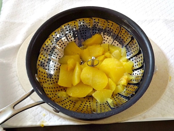 Steaming peaches to make homemade peach puree baby food