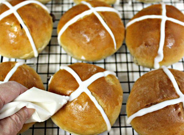 adding icing to hot cross buns