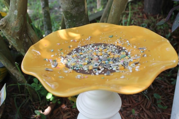 How to make a bird feeder from an old lamp and plate