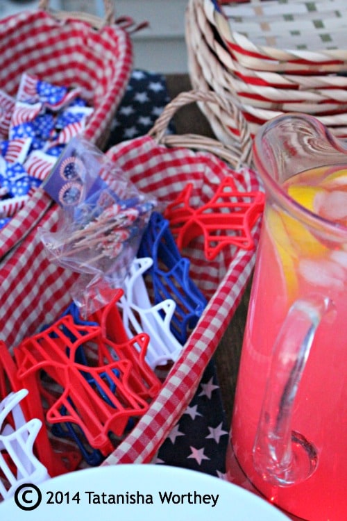 patriotic accessories for Elegant Patriotic Table Decor Idea