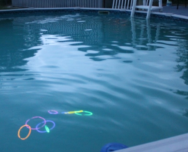 pool ring toss with glow sticks + 5 Night Games Using Glow Sticks