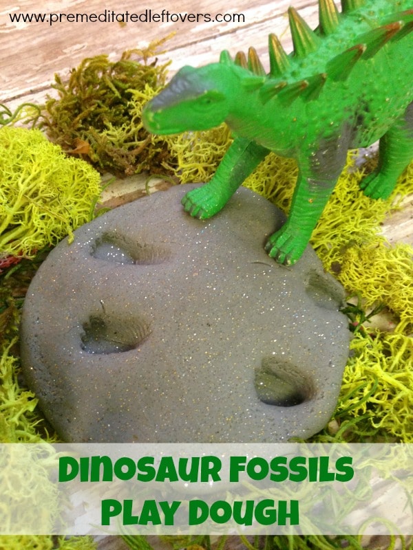 Do your children love dinosaurs? With this Dinosaur Fossil Play Dough, they can use their dinosaur toys to make fossil shapes and feel like paleontologists.
