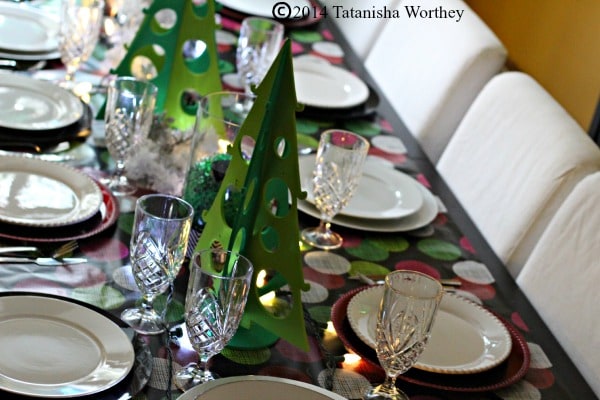 red white and green christmas table decor idea