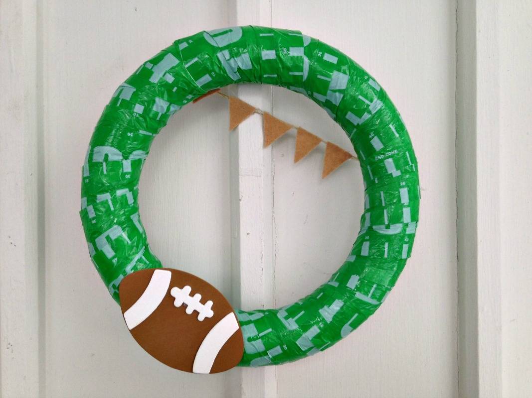 diy-football-wreath