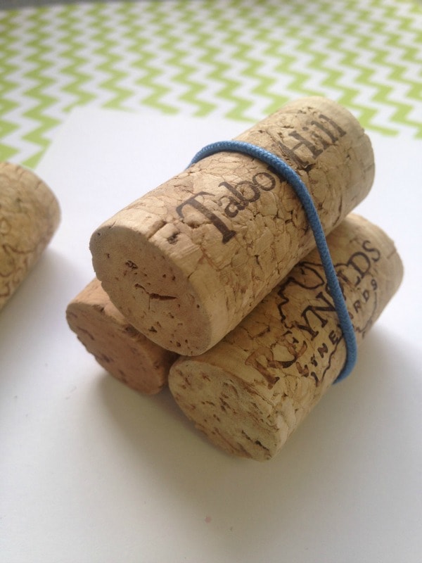 How to make a clover stamp with wine corks and a rubber band