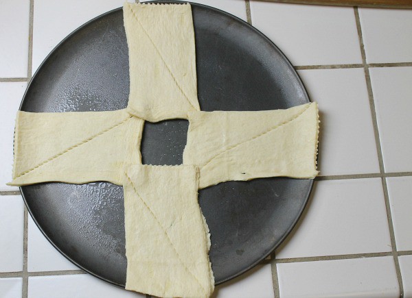 4 dough pieces down in the shape of a cross - how to make a crescent ring