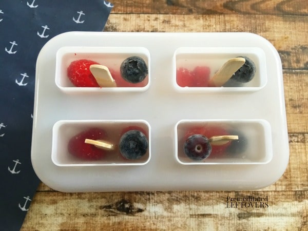How to make berry popsicles with fresh berries and coconut water