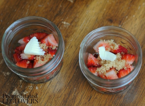 Mason Jar Strawberry Fruit Crisp Recipe- fill jars