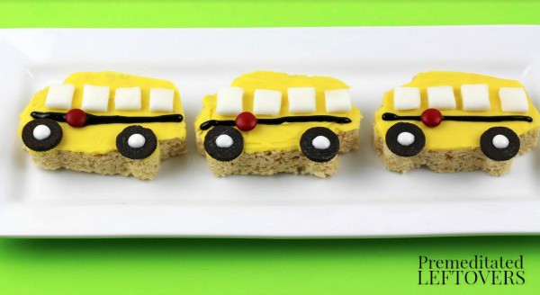 School Bus Rice Krispie Treats- These delightfully easy little school buses are the perfect treat for kids and teachers as they head back to school!