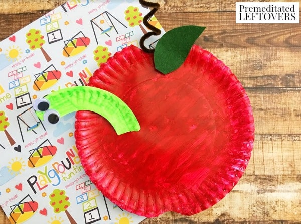 Paper Plate Apple Craft for Kids- This simple apple craft is a great way to introduce the letter A or celebrate the upcoming fall season with your kids. 