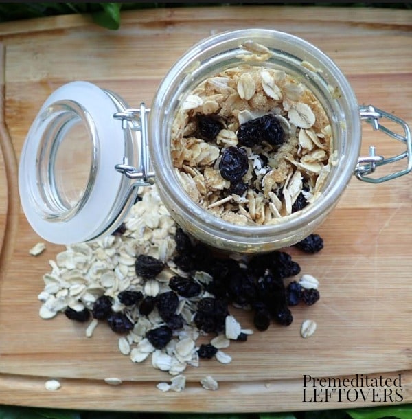 Oatmeal Cookie Overnight Oats- overnight oats in a mason jar with lid