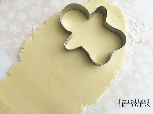 How to make rudolph sugar cookies using a gingerbread man cookie cutter