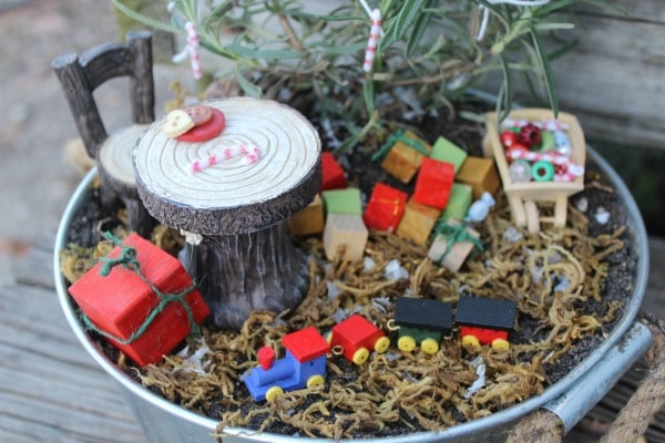 Kids will love making this Christmas Fairy Garden to celebrate the magic and wonder of the holiday! It's simple to create with fun Christmas miniatures. 