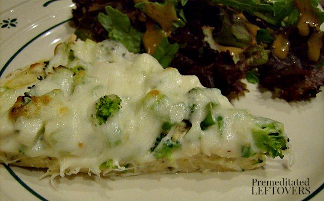 Chicken Alfredo Pizza Recipe with Broccoli - This homemade chicken Alfredo pizza recipe is a family favorite & a great way to get kids to eat their veggies!