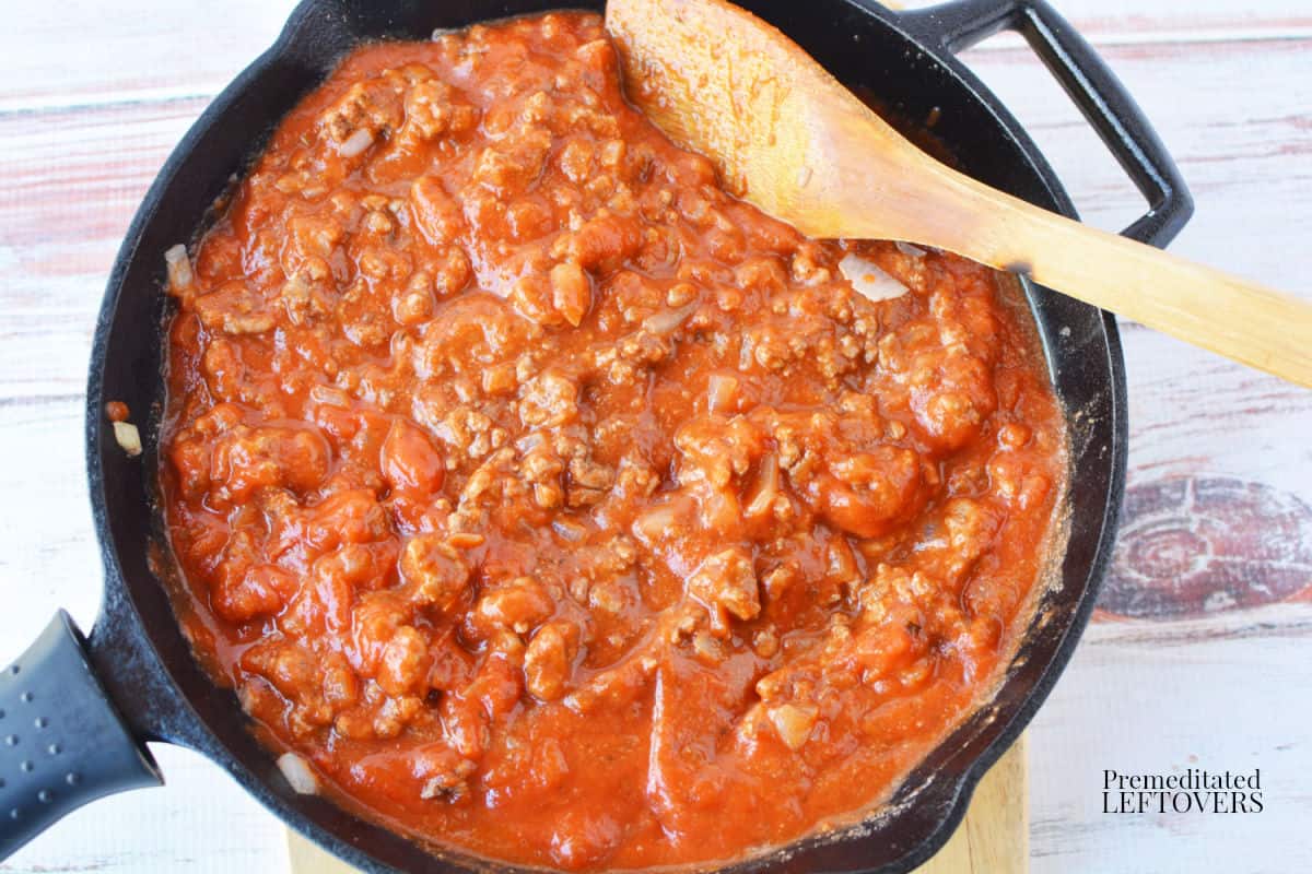 the spaghetti sauce mixed with the hamburger