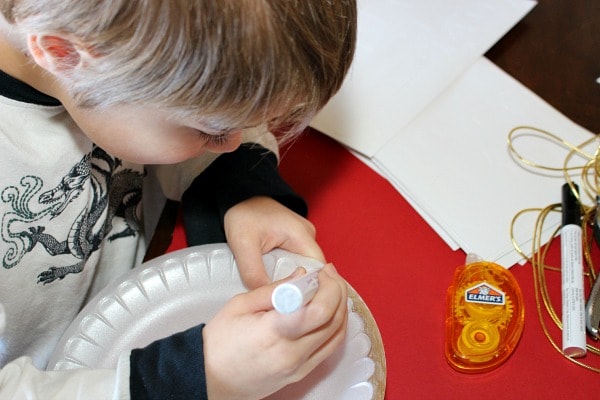 How to make a banner for your favorite foot ball team using paper plates 