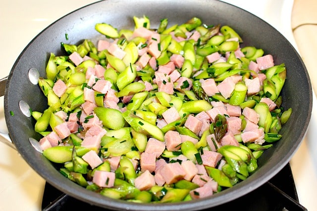 Add ham to the asparagus