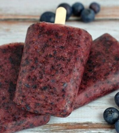 Easy homemade blueberry popsicles made with fresh blueberries