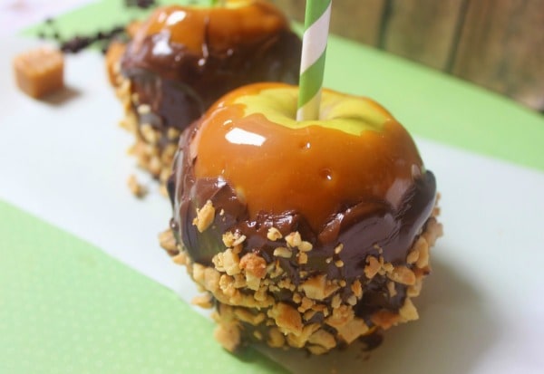Caramel Apple recipe inspired by Snickers candy bar. These gourmet caramel apples are coated in caramel, chocolate, and chopped peanuts.