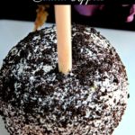 These Oreo & White Chocolate Covered Apples are a great addition to your holiday treats table. They are easy to make, delicious for everyone to enjoy, and of course they display beautifully.