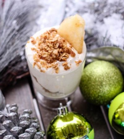Roasted Pear Cheesecake with Graham Cracker & Oatmeal Crumble- Enjoy this delicious no-bake cheesecake recipe with roasted pear and a light crunchy topping.