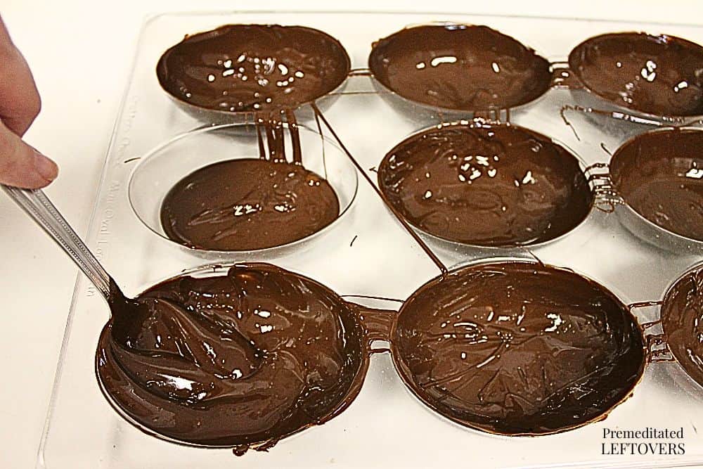 How to coat molds for hollow chocolate eggs