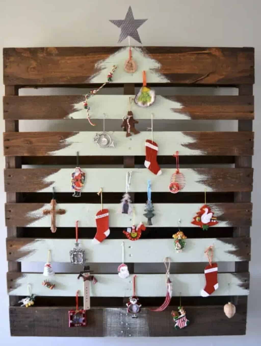 A pallet Christmas tree that doesn't require any woodworking - just paint in the shape of a tree and decorate with ornaments