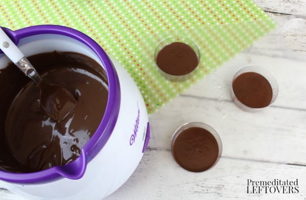 How to make chocolate covered Oreos.