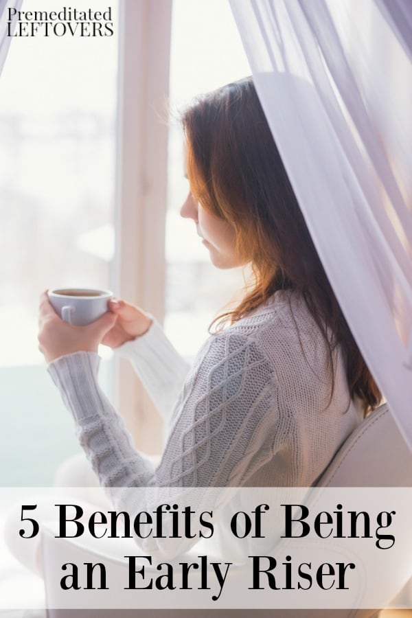 There are lots of benefits of being an early riser! Getting up an hour or two earlier can improve your whole day and free up time for things you enjoy.