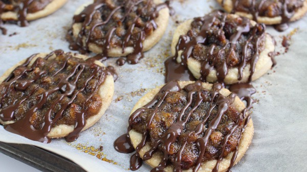 drizzled chocolate on cookies
