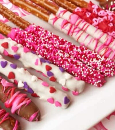 Chocolate dipped pretzels for Valentine's Day